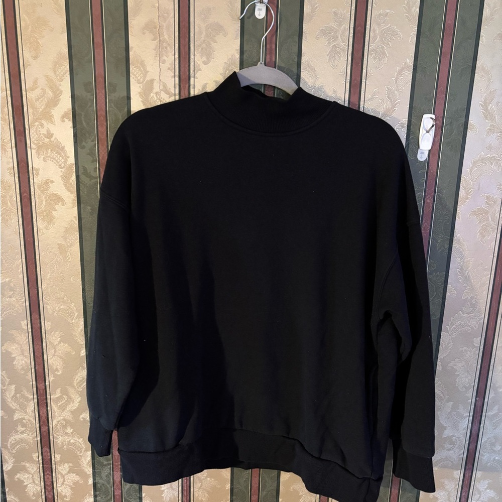 Forever 21 Women's Black Crewneck Sweater